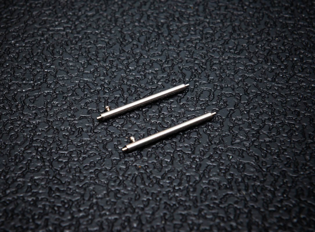 Quick- release spring bars (x2)