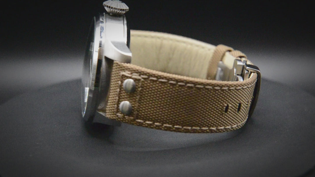 Segeltuch, Cordura-Uhrenarmband in Militärqualität, Schnellverschluss-Federstege sind installiert, gefüttert mit Lorica-Ökoleder von FinWacthStraps. Faltschließe installiert.