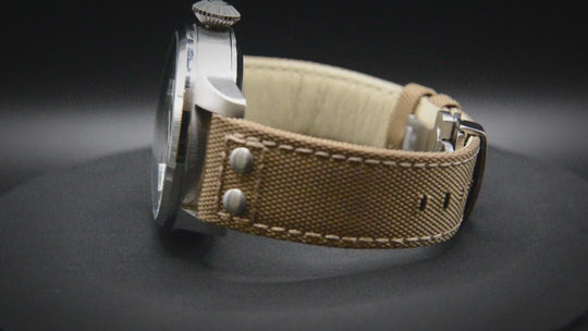 Segeltuch, Cordura-Uhrenarmband in Militärqualität, Schnellverschluss-Federstege sind installiert, gefüttert mit Lorica-Ökoleder von FinWacthStraps. Faltschließe installiert.