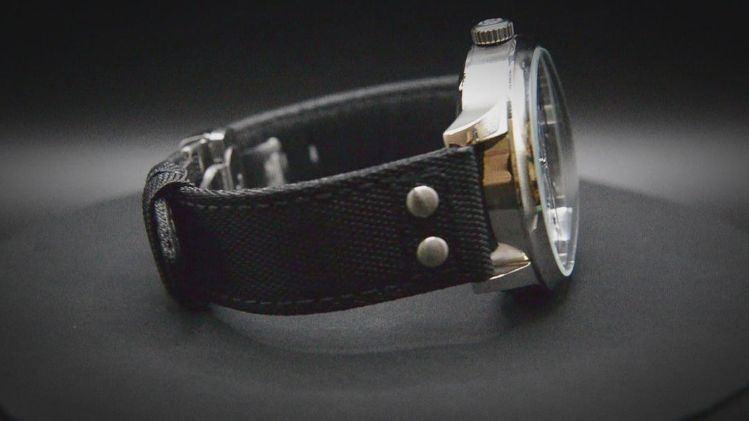 Segeltuch, Cordura-Uhrenarmband in Militärqualität, Schnellverschluss-Federstege sind installiert, gefüttert mit Lorica-Ökoleder von FinWacthStraps. Faltschließe installiert.