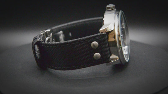 Segeltuch, Cordura-Uhrenarmband in Militärqualität, Schnellverschluss-Federstege sind installiert, gefüttert mit Lorica-Ökoleder von FinWacthStraps. Faltschließe installiert.