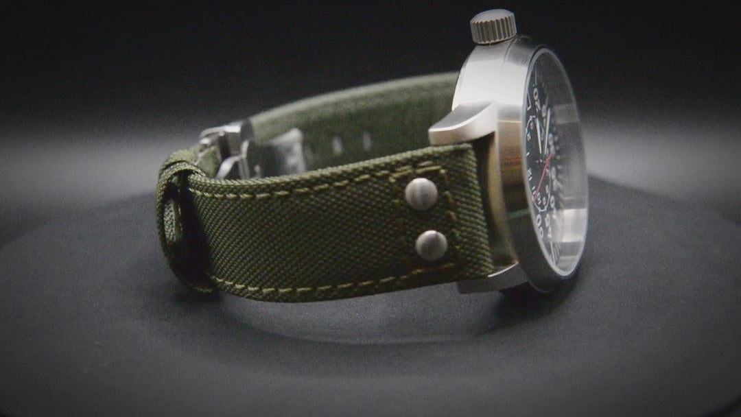 Segeltuch, Cordura-Uhrenarmband in Militärqualität, Schnellverschluss-Federstege sind installiert, gefüttert mit Lorica-Ökoleder von FinWacthStraps. Faltschließe installiert.