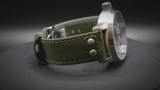 Segeltuch, Cordura-Uhrenarmband in Militärqualität, Schnellverschluss-Federstege sind installiert, gefüttert mit Lorica-Ökoleder von FinWacthStraps. Faltschließe installiert.