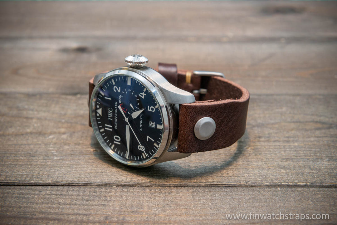 Open-ended leather watch strap with Chicago Pilot style